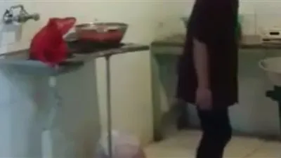 عامل سعودي يدوس اللحم بقدميه بأحد المطاعم