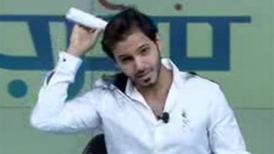 شاهد...إعلامي سعودي يحلق شعره على الهواء والسبب؟