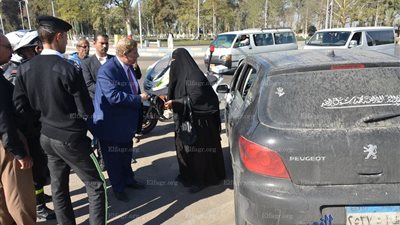 محافظ الإسماعيلية يسحب رخصة قيادة أحد السيارات (صور)