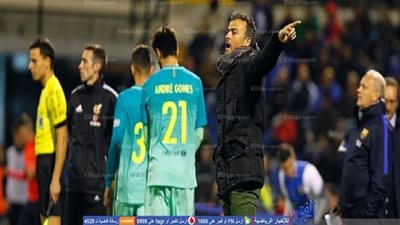 لقطة طريفة بين إنريكي وطفله في مباراة برشلونة وإيركوليس بكأس ملك إسبانيا