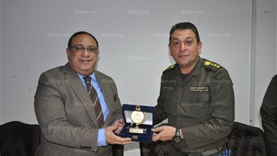 تسليم شهادات الإعفاء من التجنيد للطلاب ذوي الاحتياجات الخاصة بجامعة حلوان (صور)