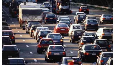 لحظة انقلاب سيارة محملة بالسولار أعلى كوبري مسطرد 