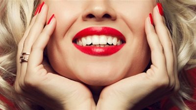 نصائح مكياج بسيطة تجعل أسنانك تبدو أكثر بياضًا!