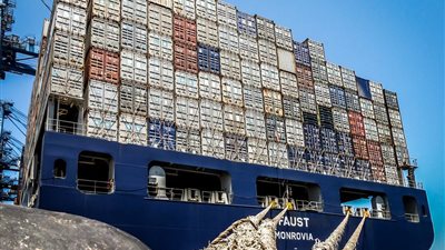 ميناء دمياط يتأثر بسوء الأحوال الجوية 