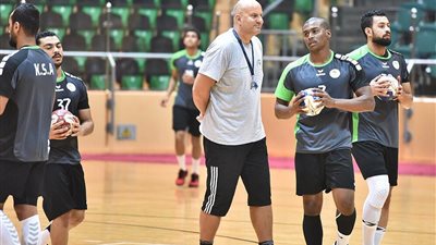 يد السعودية تدخل معسكراً داخلياً استعداداً لمونديال فرنسا