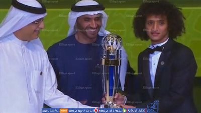 الإماراتي عمر عبد الرحمن عموري يتوج بجائزة أفضل لاعب في آسيا (فيديو)