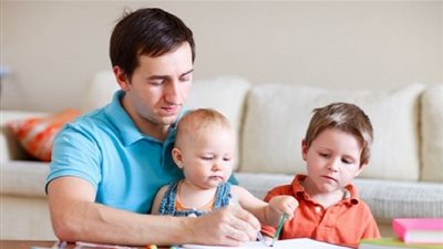 بالخطوات.. التعامل الصحيح في مراحل تربية طفلك