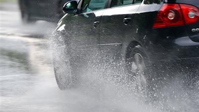 لمواجهة انزلاق السيارة في مياه الأمطار.. اتبع هذه النصائح