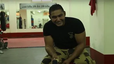 ضابط صاعقة تعرض لإصابة قدمه يحقق بطولات دولية (فيديو)