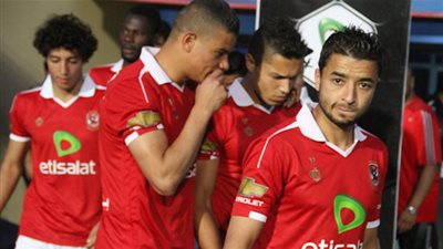 لقطة إنسانية من مدافع الأهلي (فيديو)