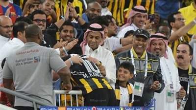 لقطة إنسانية ..  كهربا يفي بوعده لمشجع اتحادي (صور)