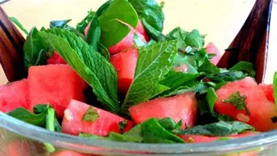 طريقة تحضير سلطة السبانخ والبطيخ بنكهة النعناع