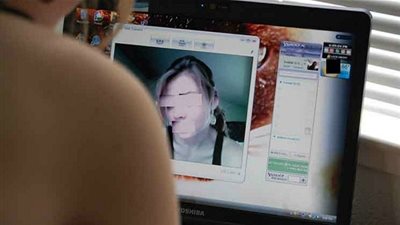 زوجة ضابط تتعرض للابتزاز بسبب صورها الإباحية