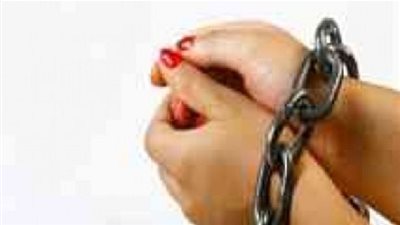 ضبط ربة منزل تجبر ابنتها القاصر على الرقص في الملاهي الليلية 