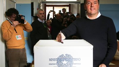 رئيس الوزراء الإيطالي يدلي بصوته في استفتاء دستوري