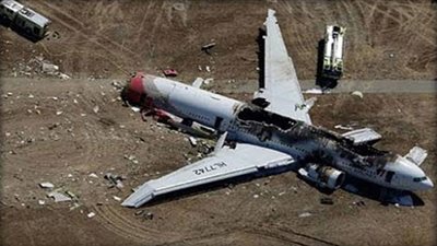 أقارب ضحايا الطائرة الماليزية المنكوبة يبحثون عن ذويهم بأيديهم