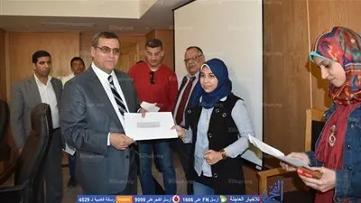 محافظ الفيوم يمنح الفائزين في مسابقة التوعية السياحية شهادات استثمار