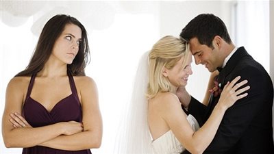 كيف تتعاملين كعروس مع صديقاتك الغيورات في يوم زفافك؟