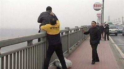 رجل صيني يحقق شهرة عالمية بإنقاذ حياة 321 منتحرا (صور)