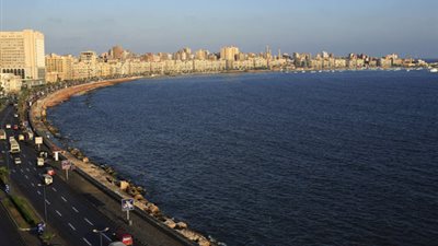 الإسكندرية اليوم .. تفحم سيارة نتيجة لحادث تصادم .. وغلق قرية الأسد 