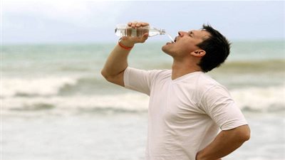 تعرف على أضرار شرب الماء أثناء الوقوف!