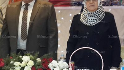 تعليم دمياط  يكرم موجه التربية الفنية لبلوغها السن القانوني (صور) 