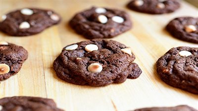 طريقة عمل كوكيز الكاكاو بالشوكولاتة البيضاء