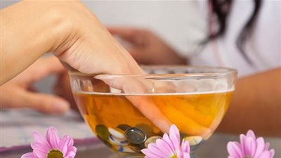 تعرفي على تقنية مناكير الزيت الساخن ليدين ناعمتين