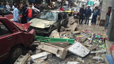 تهشم 3 سيارات نتيجة سقوط شرفتي عقار بالإسكندرية 