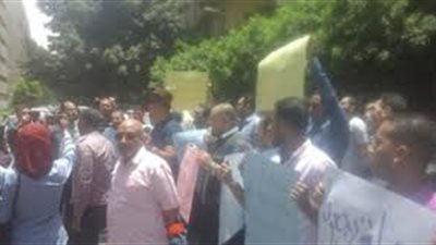 تجمهر أهالي قضية مجمع محاكم الإسماعيلية أمام الديوان العام للمحافظة