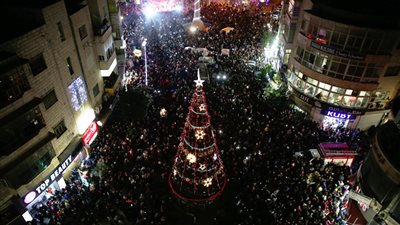 شجرة الميلاد تضيء في مدينة رام الله وسط أجواء احتفالية