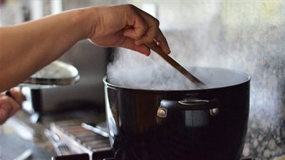 بالخطوات.. حيل بسيطة تنهى على رائحة المطبخ الكريهة