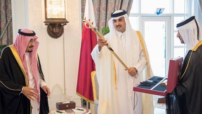 خادم الحرمين يتسلم من أمير قطر