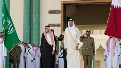 أمير قطر يرحب بخادم الحرمين ويثمن حرصه على تعزيز العلاقات