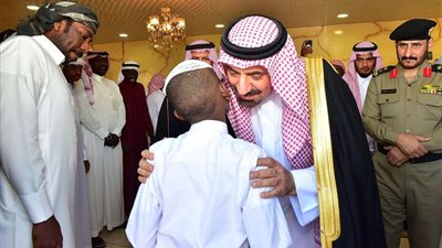 أمير نجران ينقل تعازي القيادة لأسرة الشهيد 