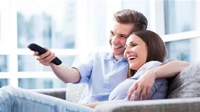 دراسة.. مشاهدة التلفزيون مع زوجكِ يقوي من علاقتكما وتحسنها