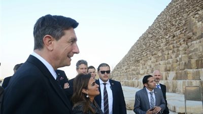 وزيرة التعاون الدولى تصطحب الرئيس السلوفينى فى زيارة إلى منطقة الأهرامات