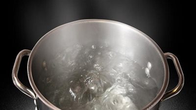 باحثون يتوصلون لتجميد الماء عند درجة الغليان (فيديو)