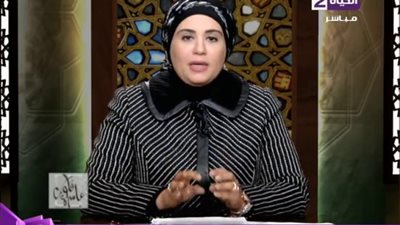 داعية إسلامية توضح حكم تهذيب المرأة لحواجبها