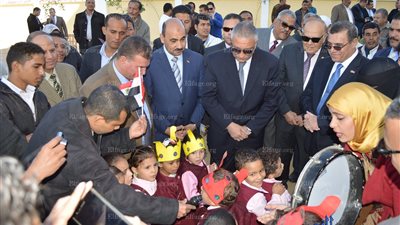 رئيس جامعة الفيوم يشارك في توزيع المواد الغذائية على المدارس الأولى بالرعاية