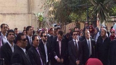 محامون يتجمهرون أمام محكمة زينهم تضامنا مع 