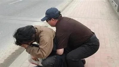 رجل يحقق شهرة عالمية بإنقاذ حياة 321 منتحرا