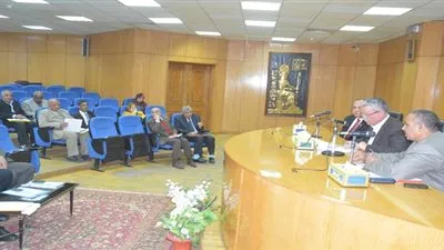 محافظ المنيا يبحث الاستعدادات لموسم زراعة القمح   