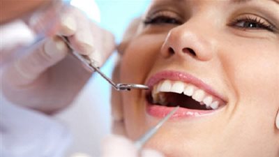 تحذير.. إهمال العناية بالأسنان يهدد بشرتك بالتجاعيد