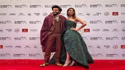 رانفير سينج و ريخا على السجادة الحمراء لمهرجان دبي السينمائي الدولي (صور)