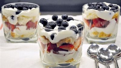 طريقة تحضير كاسات الفواكه المشكلة بالزبادي المزينة بالبلوبيري