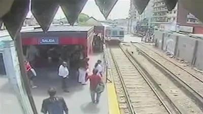 أم تلقي ابنها تحت عجلات القطار.. والسبب صادم! (فيديو وصور)