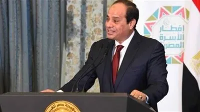 عاجل.. وزير الأوقاف يهدي السيسي مصحفا في احتفالية المولد النبوي 