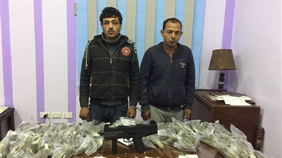ضبط عاطلين بالدقهلية بحوزتهم مخجرات ورشاش هيكلر