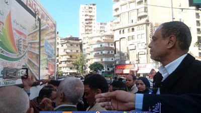  سيارات متنقلة لضخ المواد الغذائية بأسعار مدعمة على أهالي المنتزة بالإسكندرية (صور)